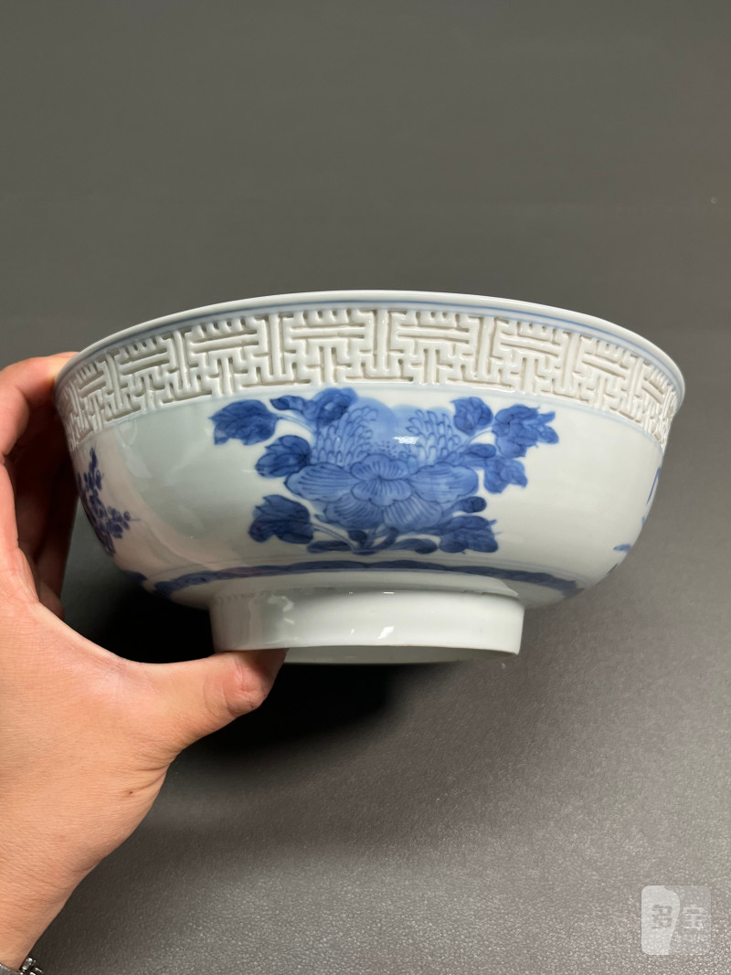 清康熙   青花浮雕回纹外折枝四季花卉内“麻姑献寿”图馒头心碗（一对） - 图8